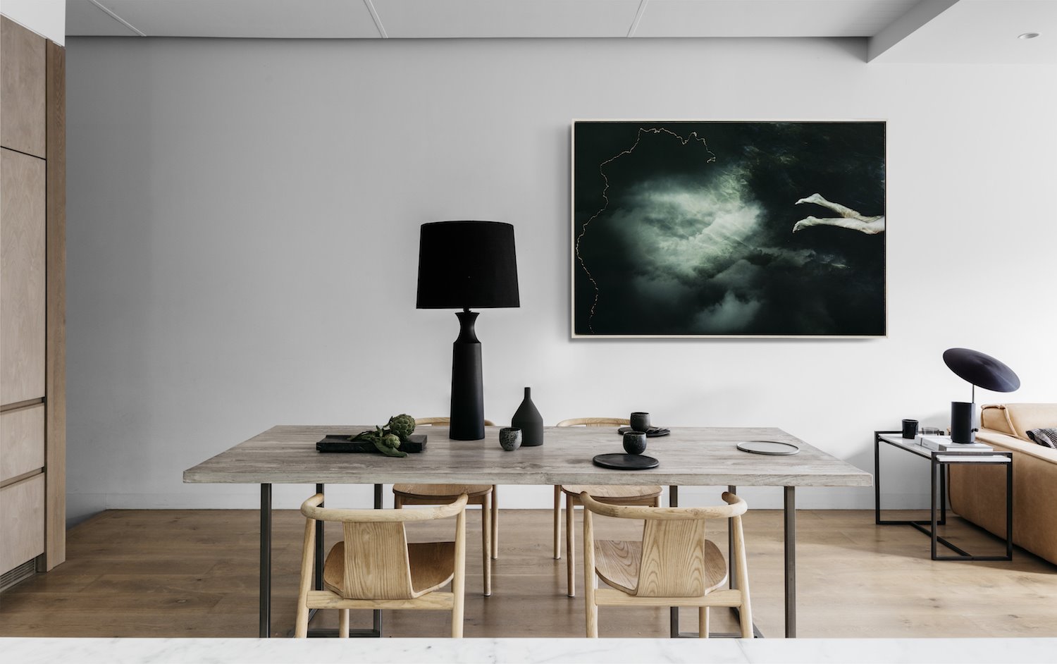 Comedor con sillas de madera y mesa de marmol