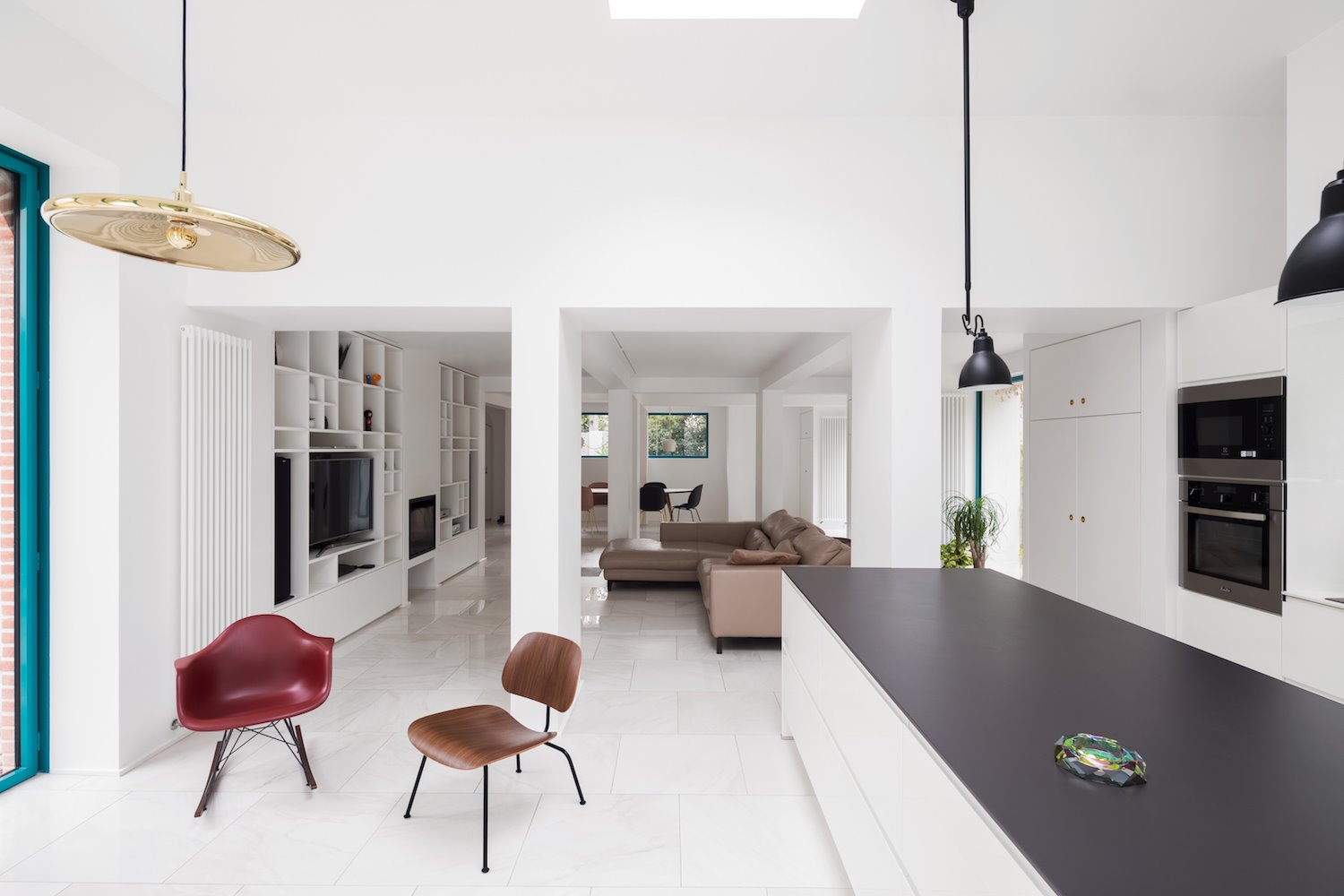 Comedor con sillas de madera
