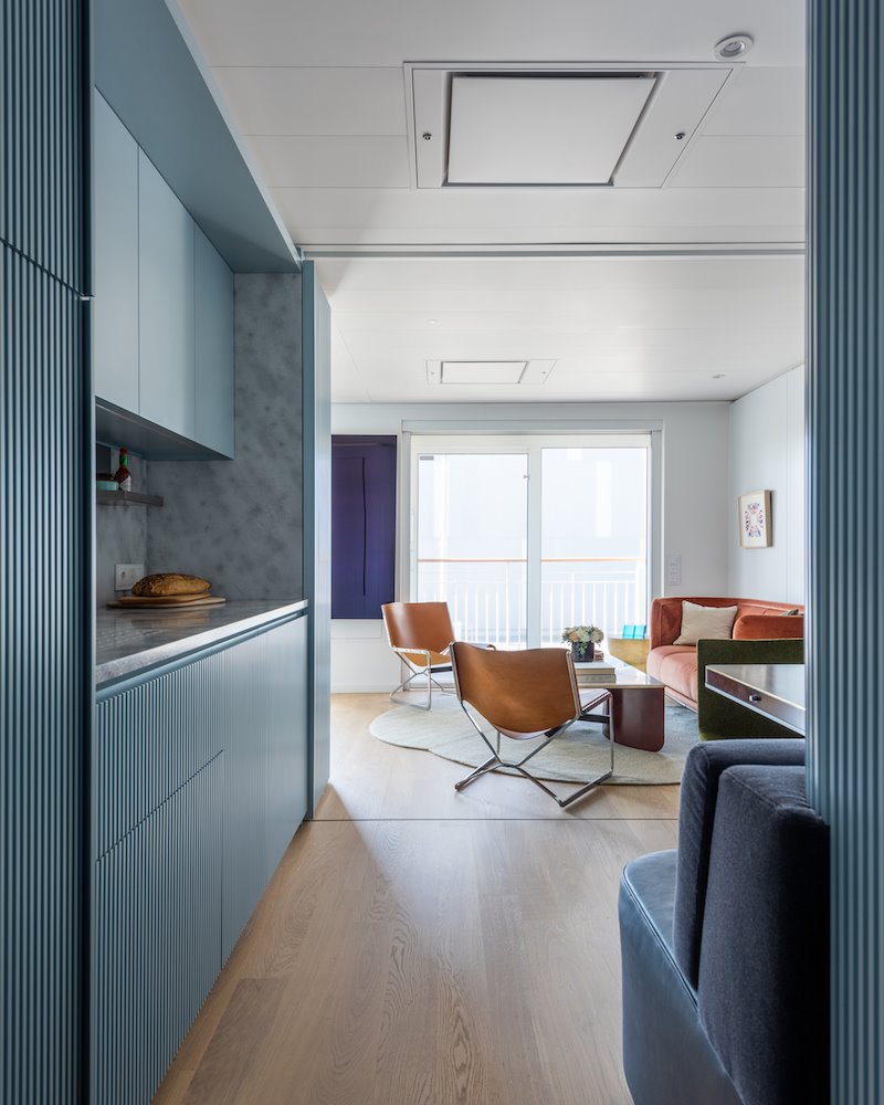 Comedor y cocina con muebles de color azul