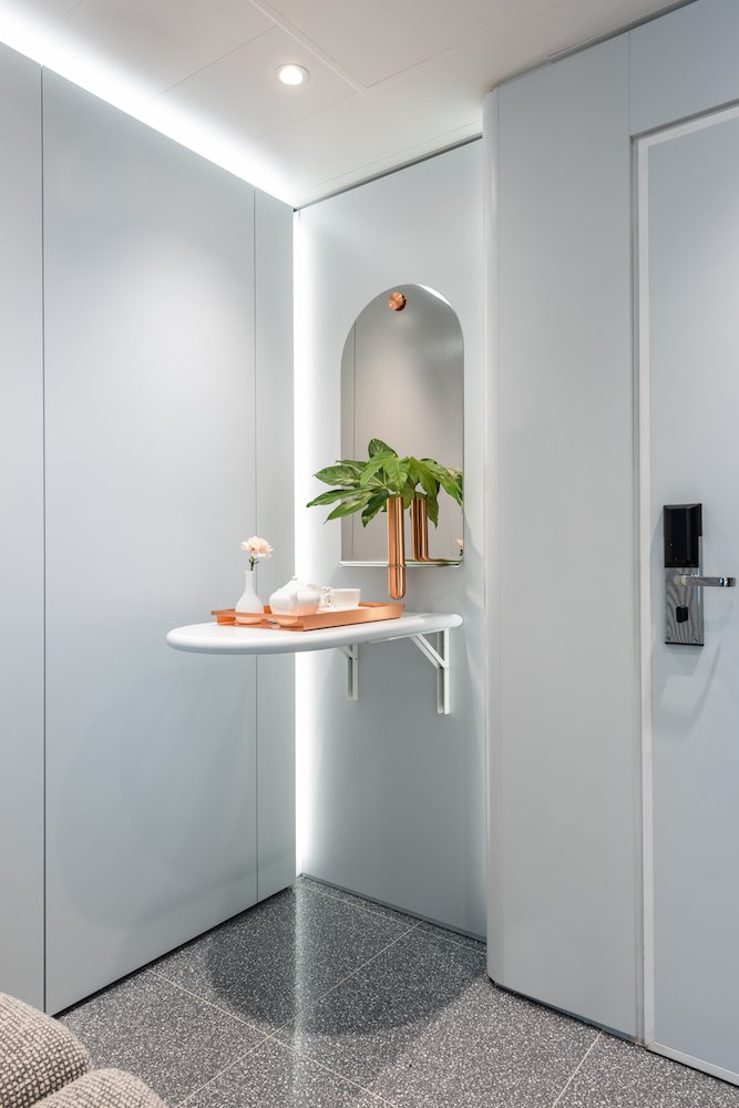 Detalle de un mueble junto a la entrada de la casa