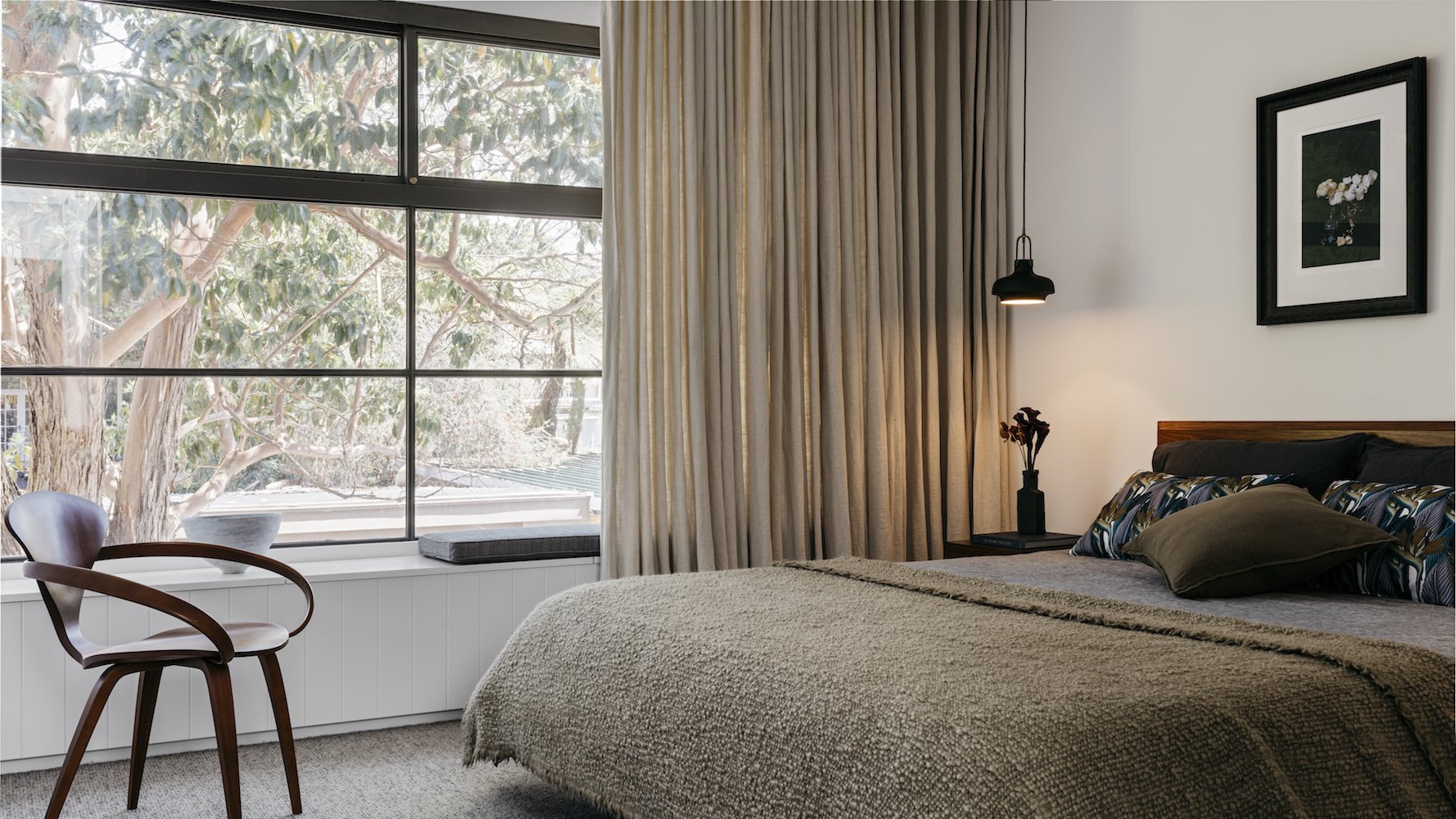 Dormitorio con ventana y lampara de techo