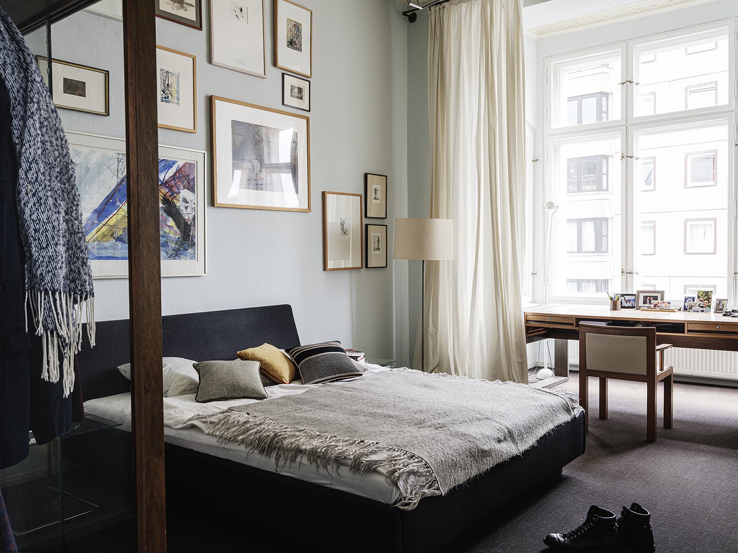Dormitorio cortinas largas de un piso con paredes de color azul
