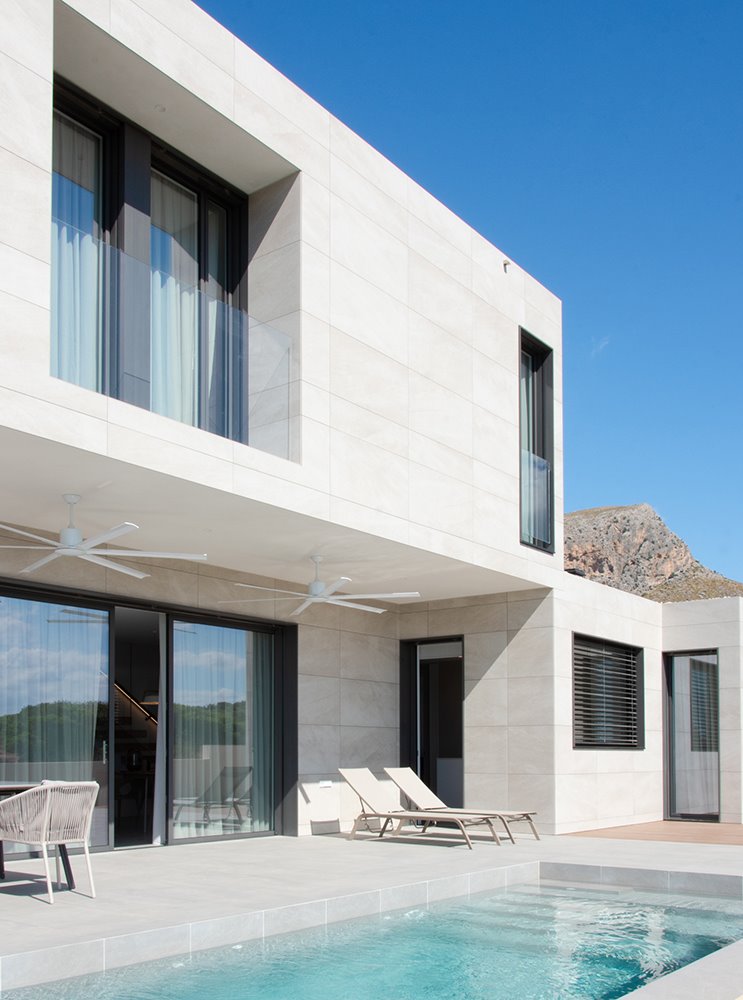 En opinión del responsable de InHAUS, sería deseable que hubiera más competencia en el sector de la arquitectura prefabricada española. Casa en Colonia de Sant Pere, Mallorca.