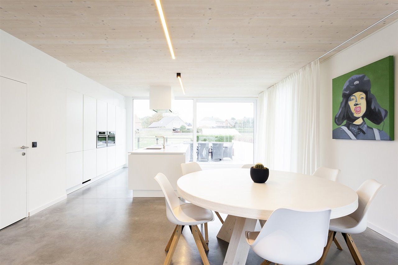 Las cortinas corren completamente alrededor de la sala de estar. Cuando se abren se genera un gran espacio con amplias vistas sobre el jardín y el área alrededor de la casa.