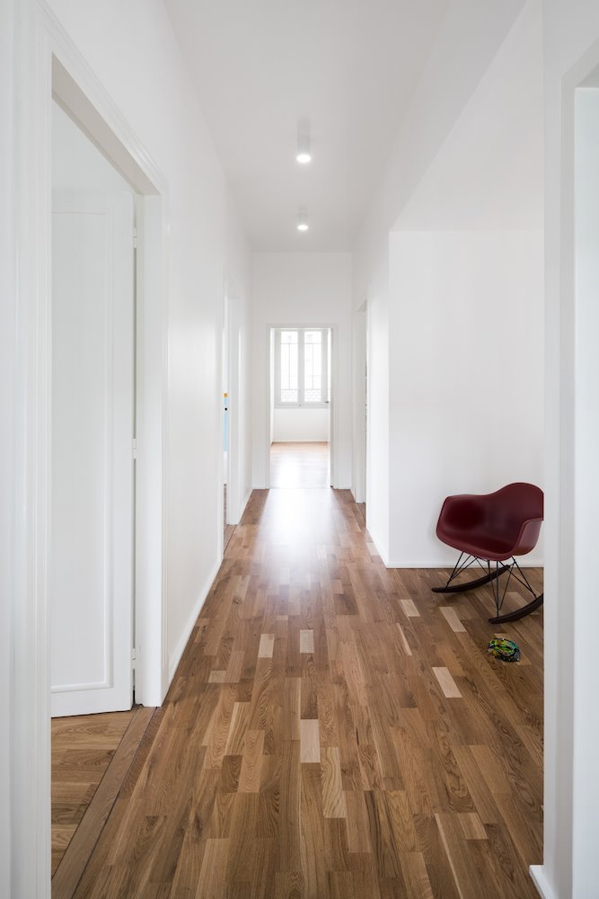 Pasillo con suelos de madera