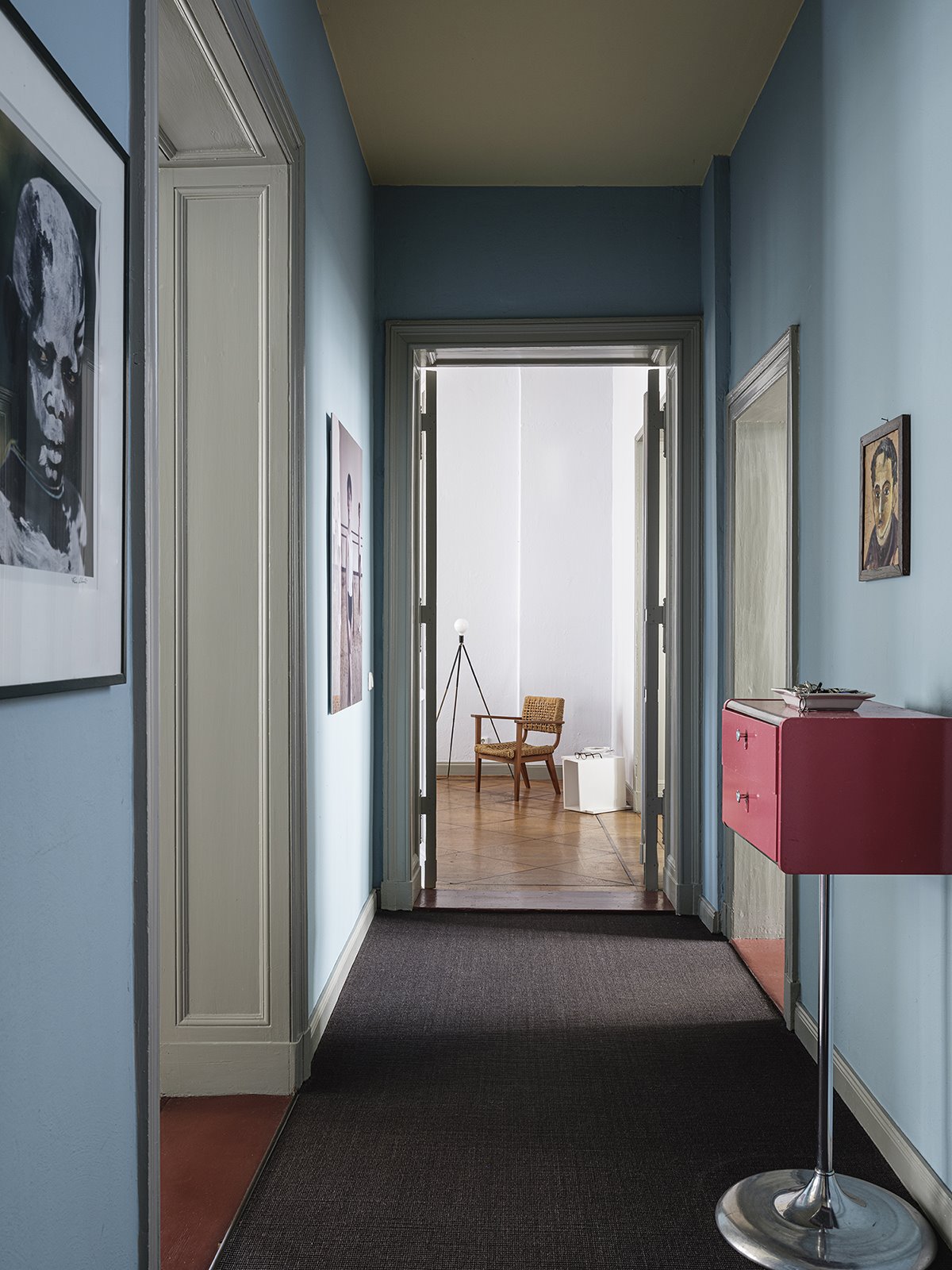Pasillo con un mueble alto de color rojo
