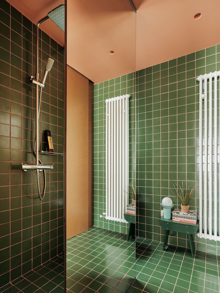 Piso en Barcelona conBAño abierto con ducha y baldosas de color verde