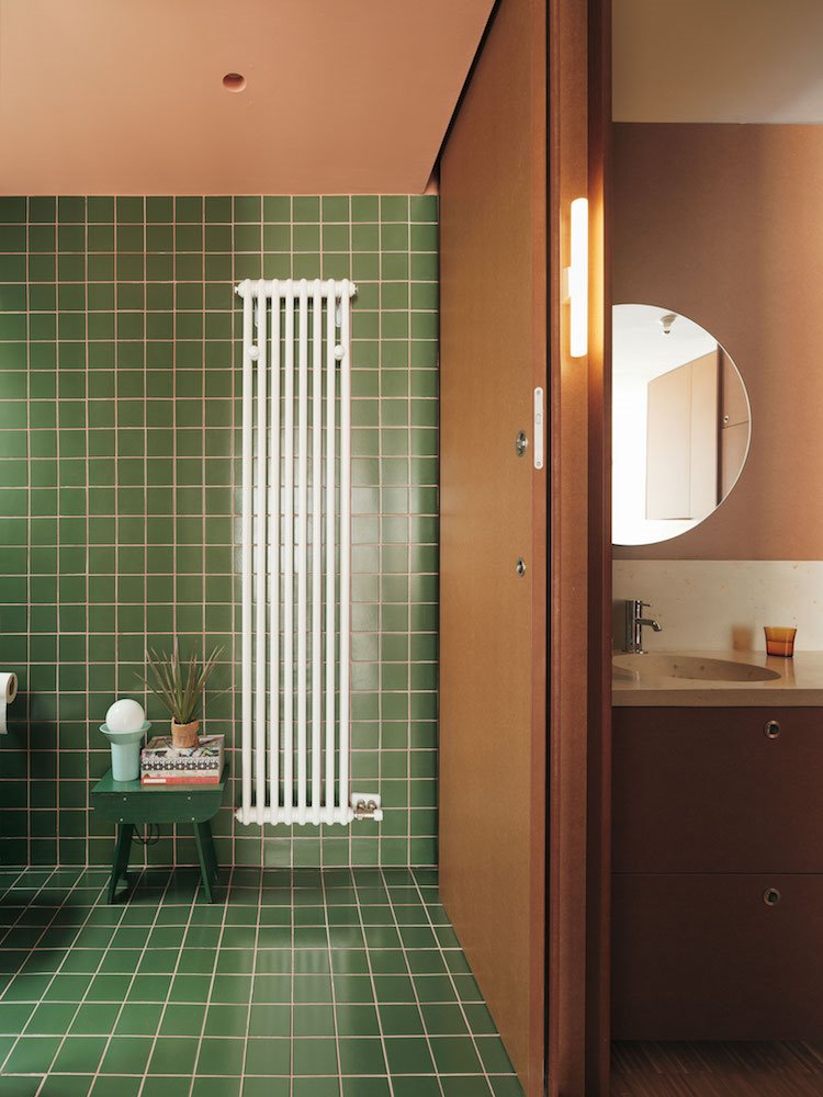 Piso en Barcelona conBaño con baldosas de color verde y radiador alargado