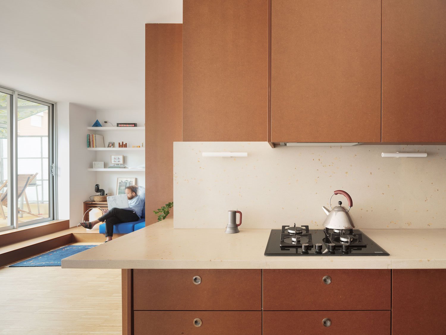 Piso en Barcelona conCocina con muebles de color marron y encimera de terrazo