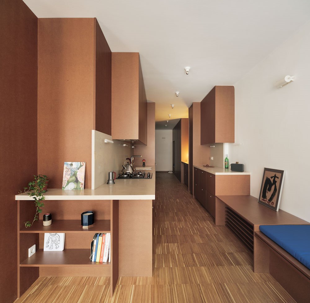 Piso en Barcelona conCocina hecha a medida con muebles de color marron
