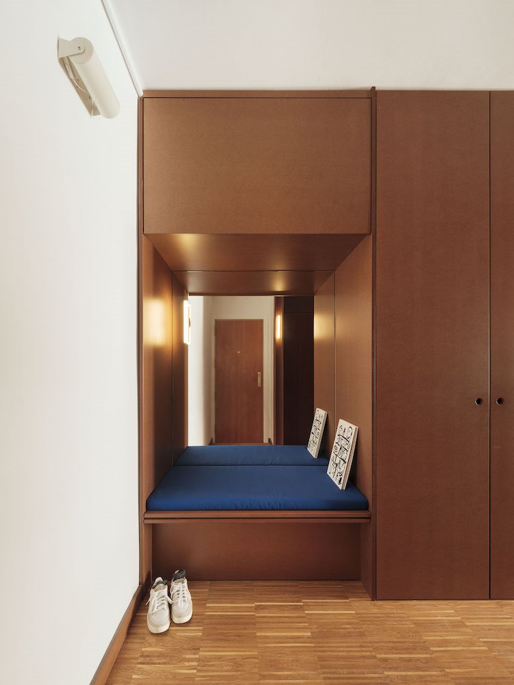 Piso en Barcelona conEntrada mueble a medida de madera con banco de color azul
