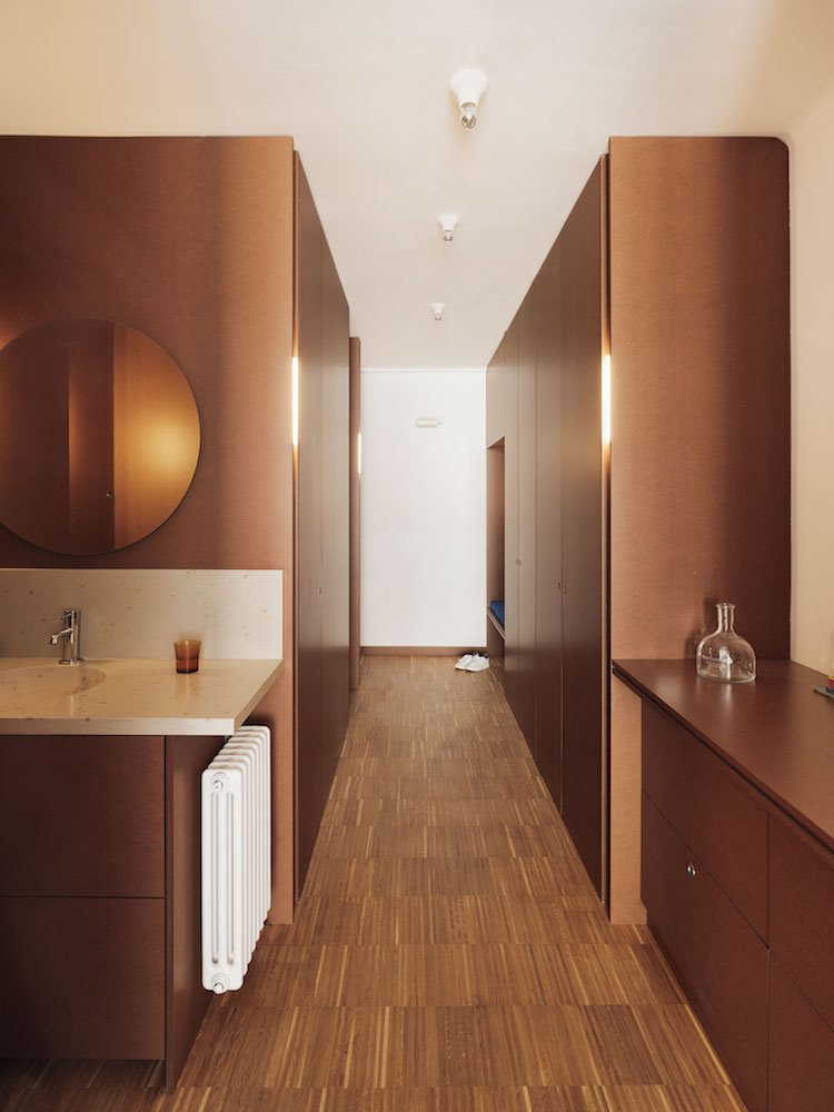 Piso en Barcelona conPasill ocon muebles de madera hechos a medida