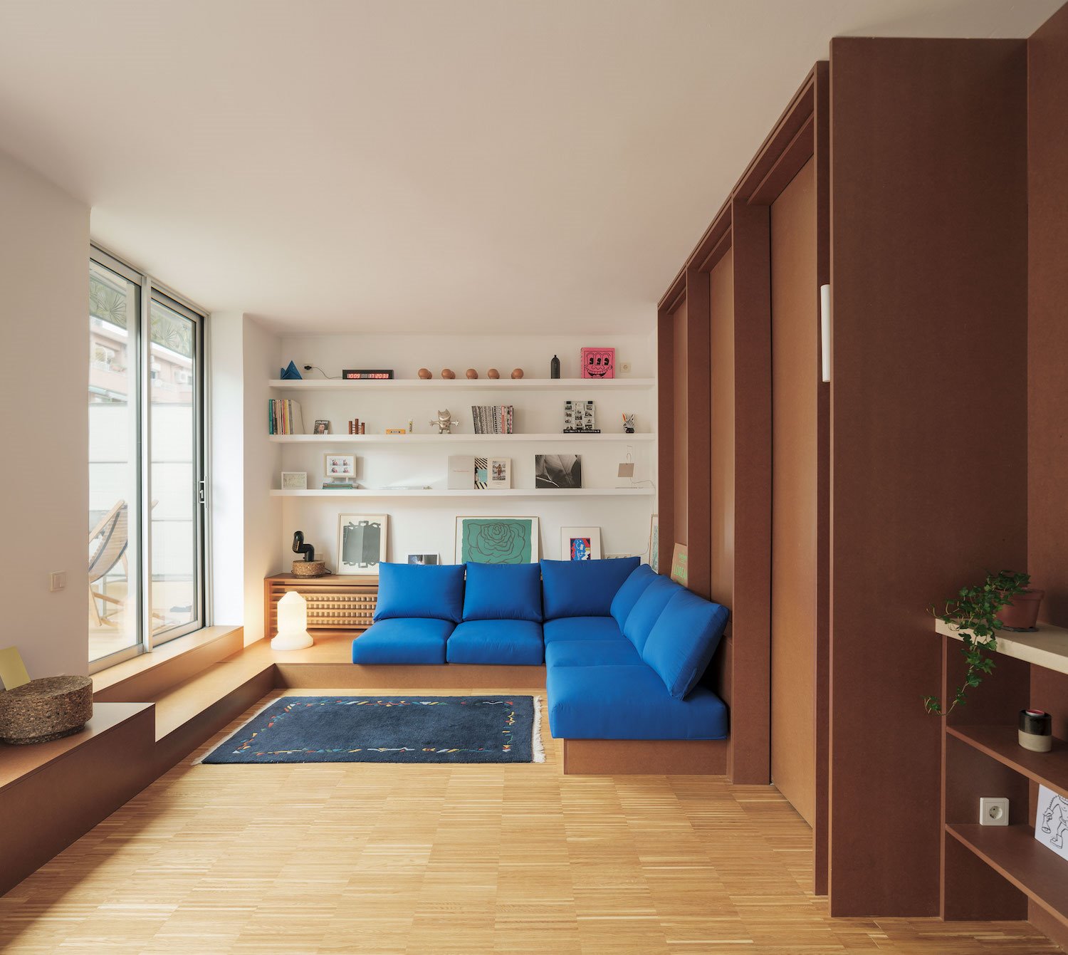 Piso en Barcelona conSalon con sofá hecho a medida de color azul
