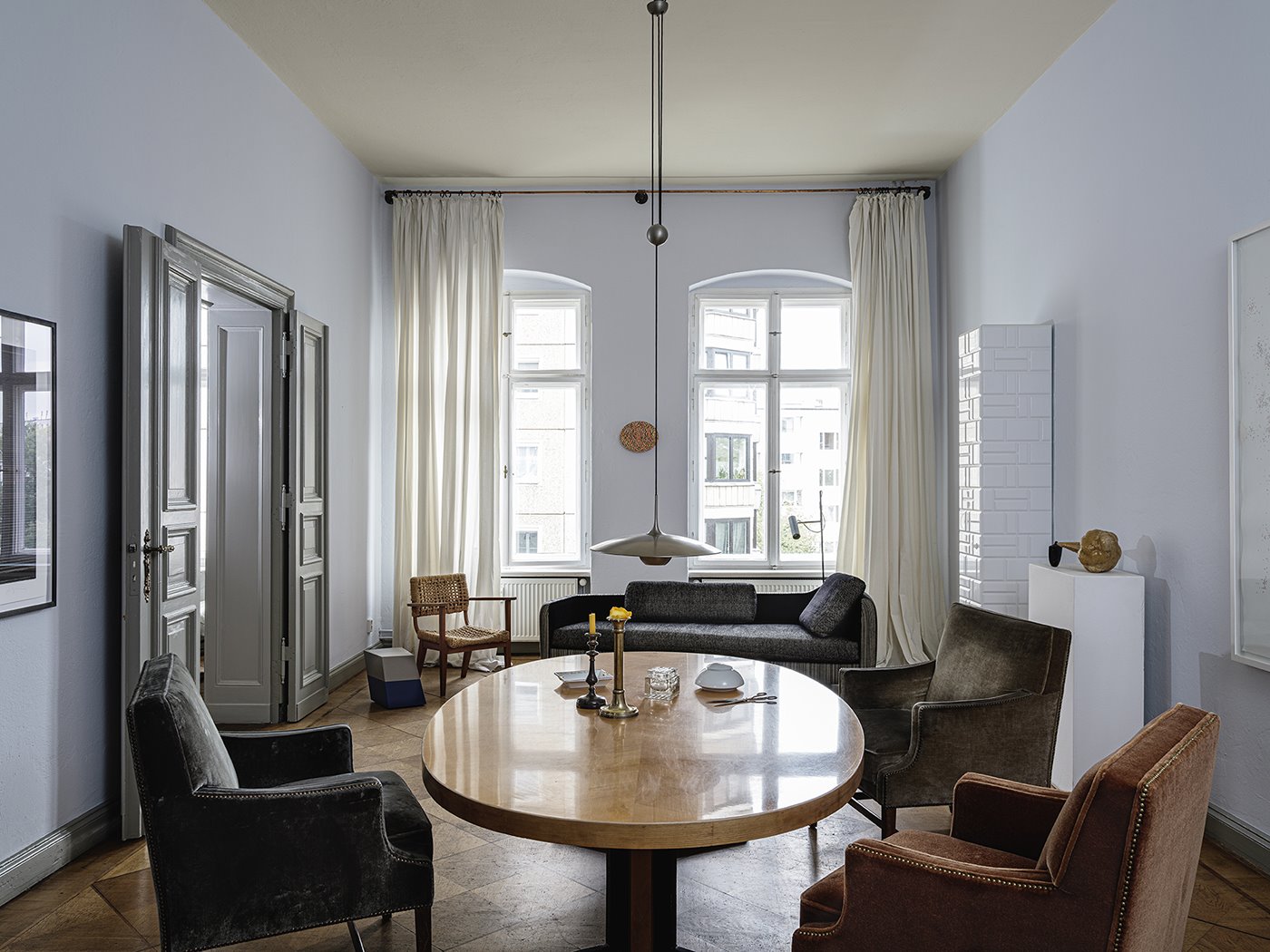 Salon con mesa redonda y sofá de color gris