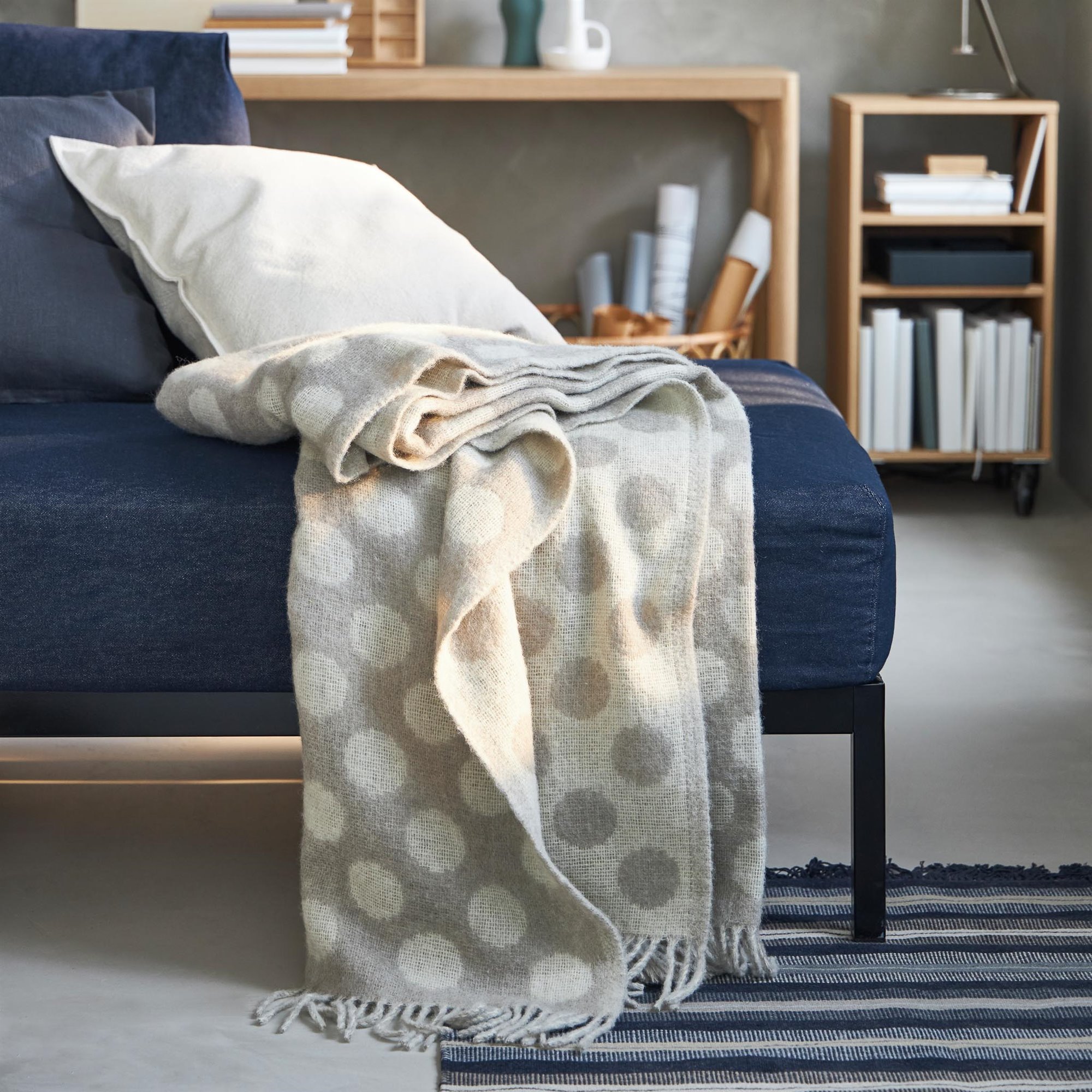 IKEA Hogar sostenible sofa y manta. Aislamiento a través de textiles 