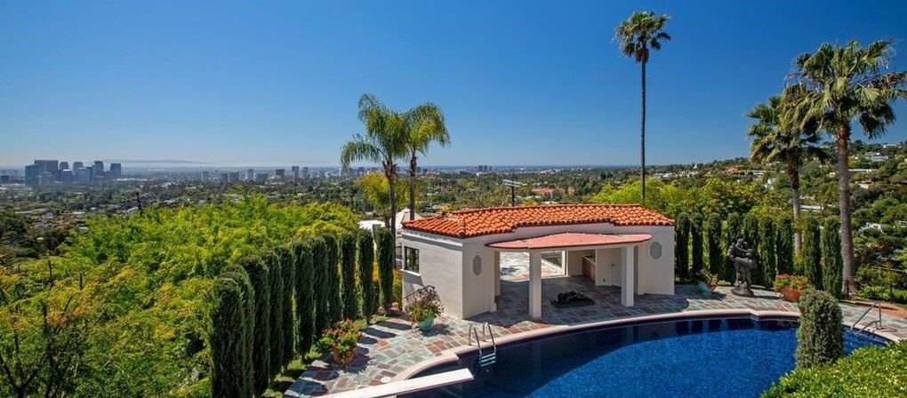 Casa de Katharine Hepburn comrpada por LeBron James piscina con setos y vistas de Los Angeles