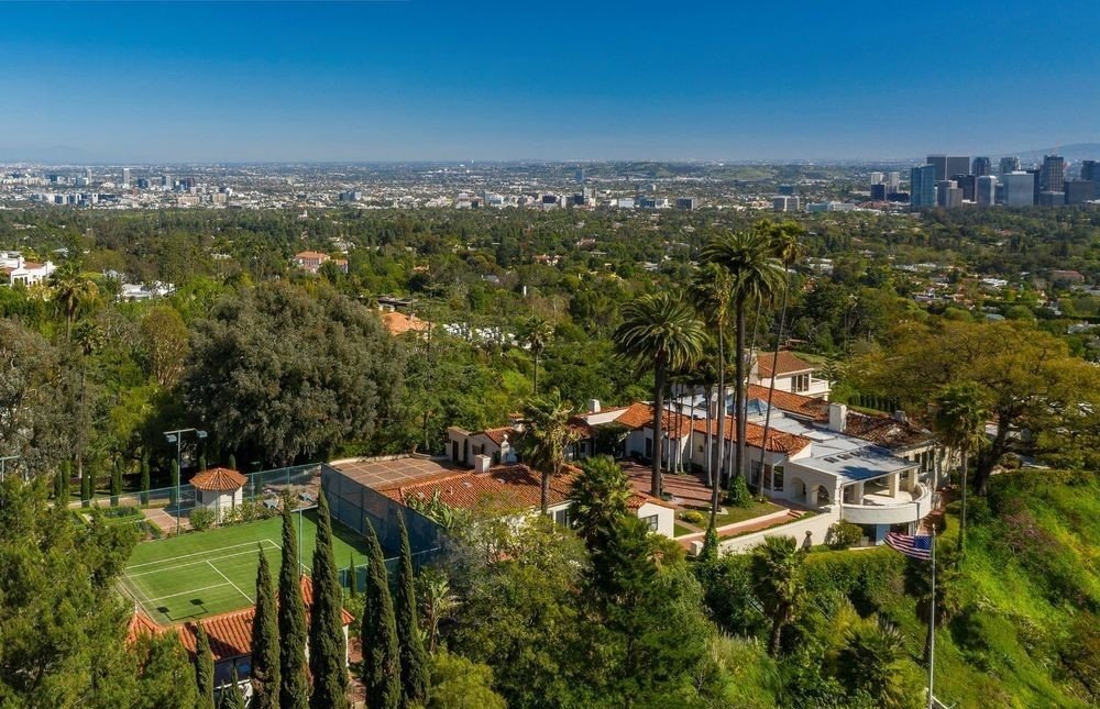 Casa Katharine Hepburn comprada por Lebron James en California mansion pista tenis palmeras