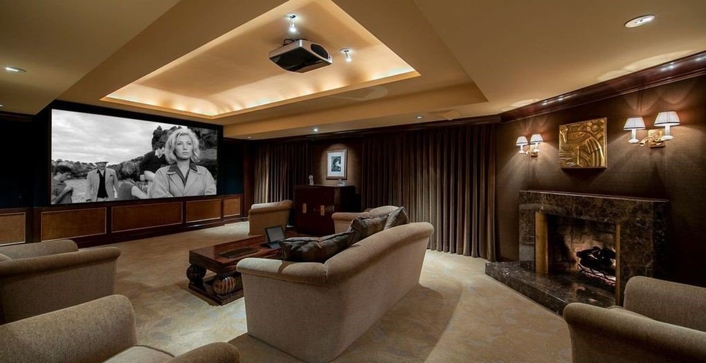 Casa Katharine Hepburn comprada por LeBron James sala de cine