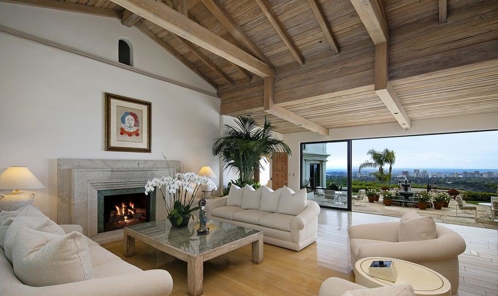 Casa Katharine Hepburn comprada por LeBron James salon con techos de madera y sofas blancos
