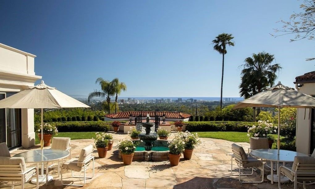Casa Katharine Hepburn comprada por LeBron James terraza de piedra con vistas de Los Angeles
