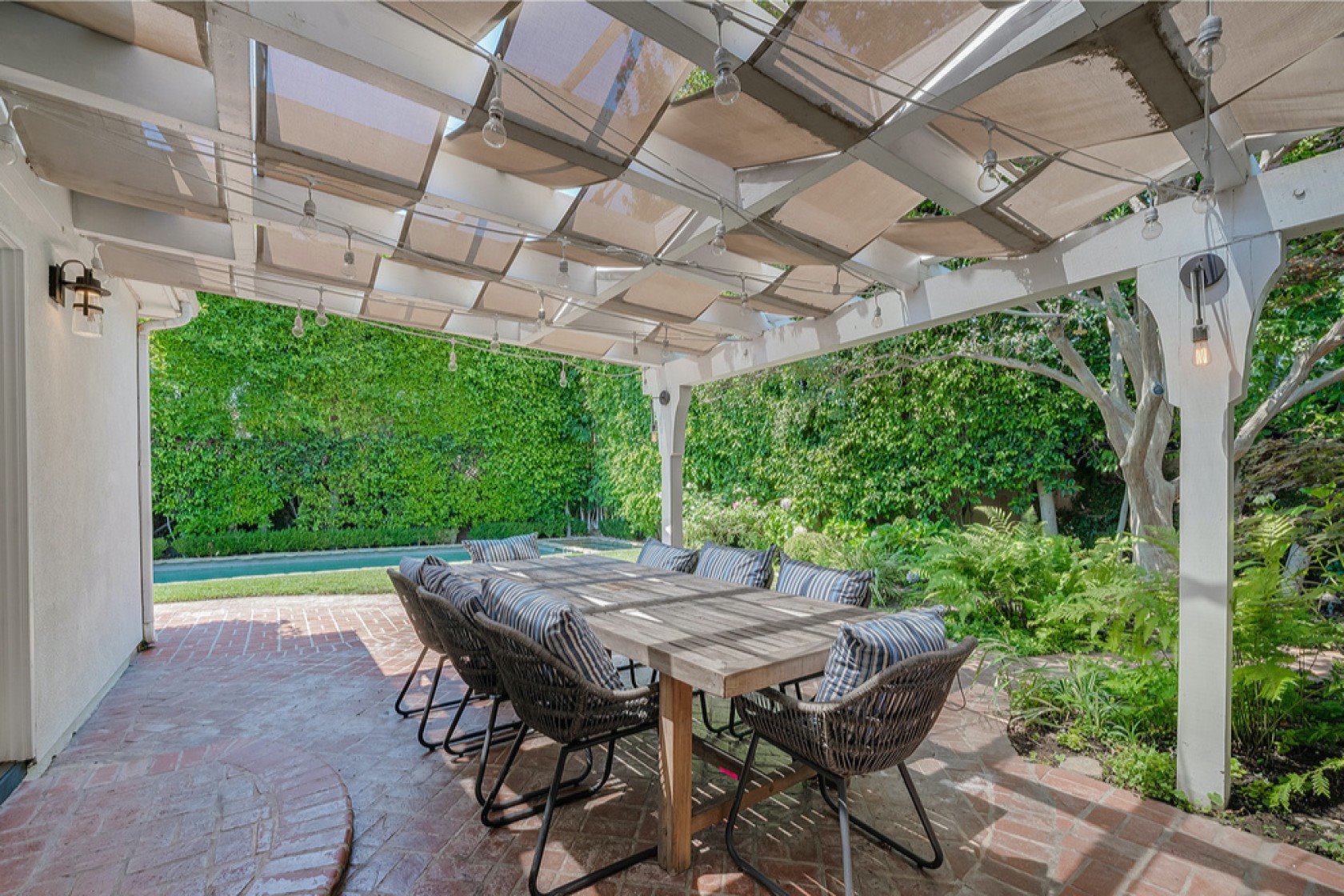 Comedor exterior con porche de la casa de Selena Gomez