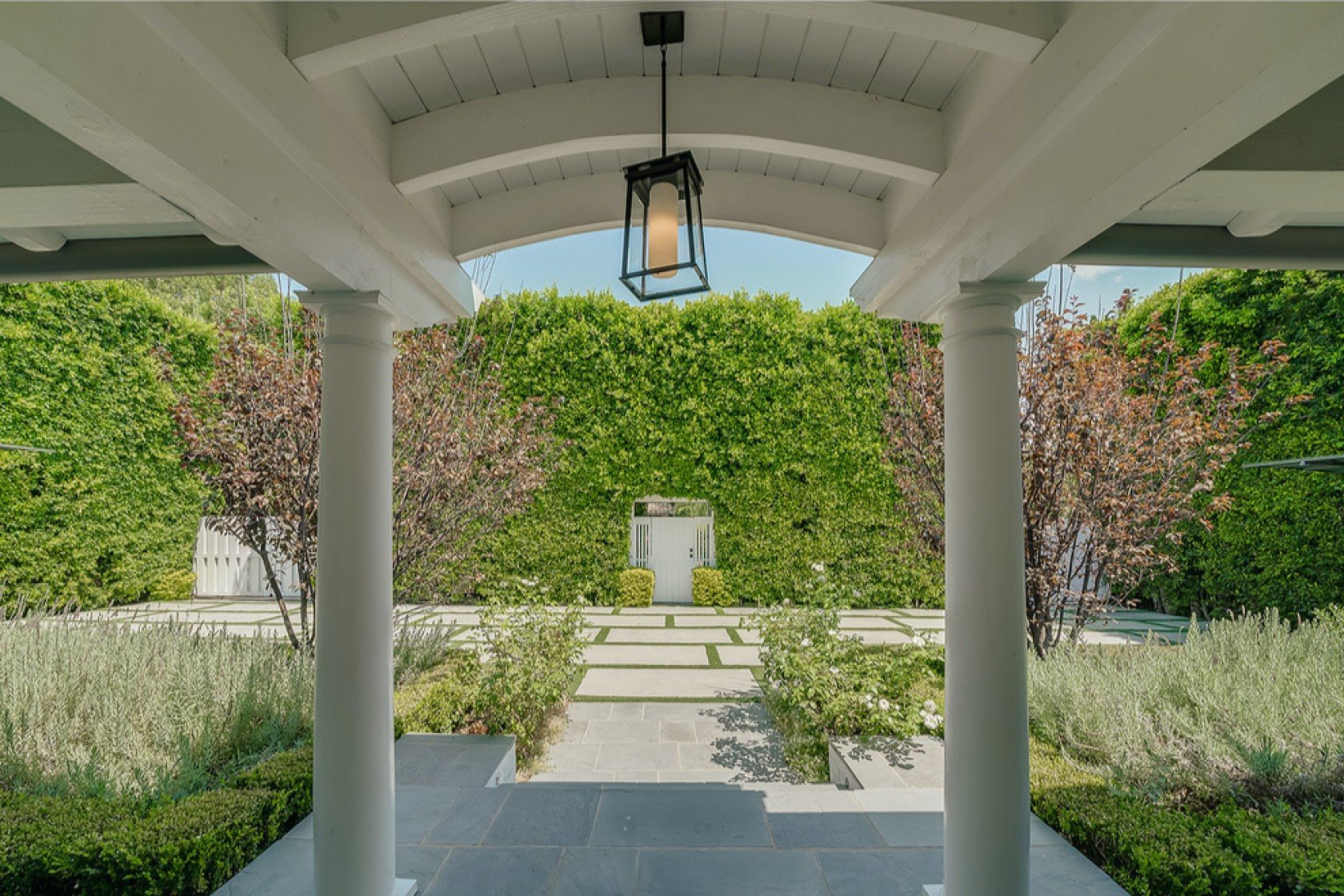 Patio interior de la casa de Selena Gomez