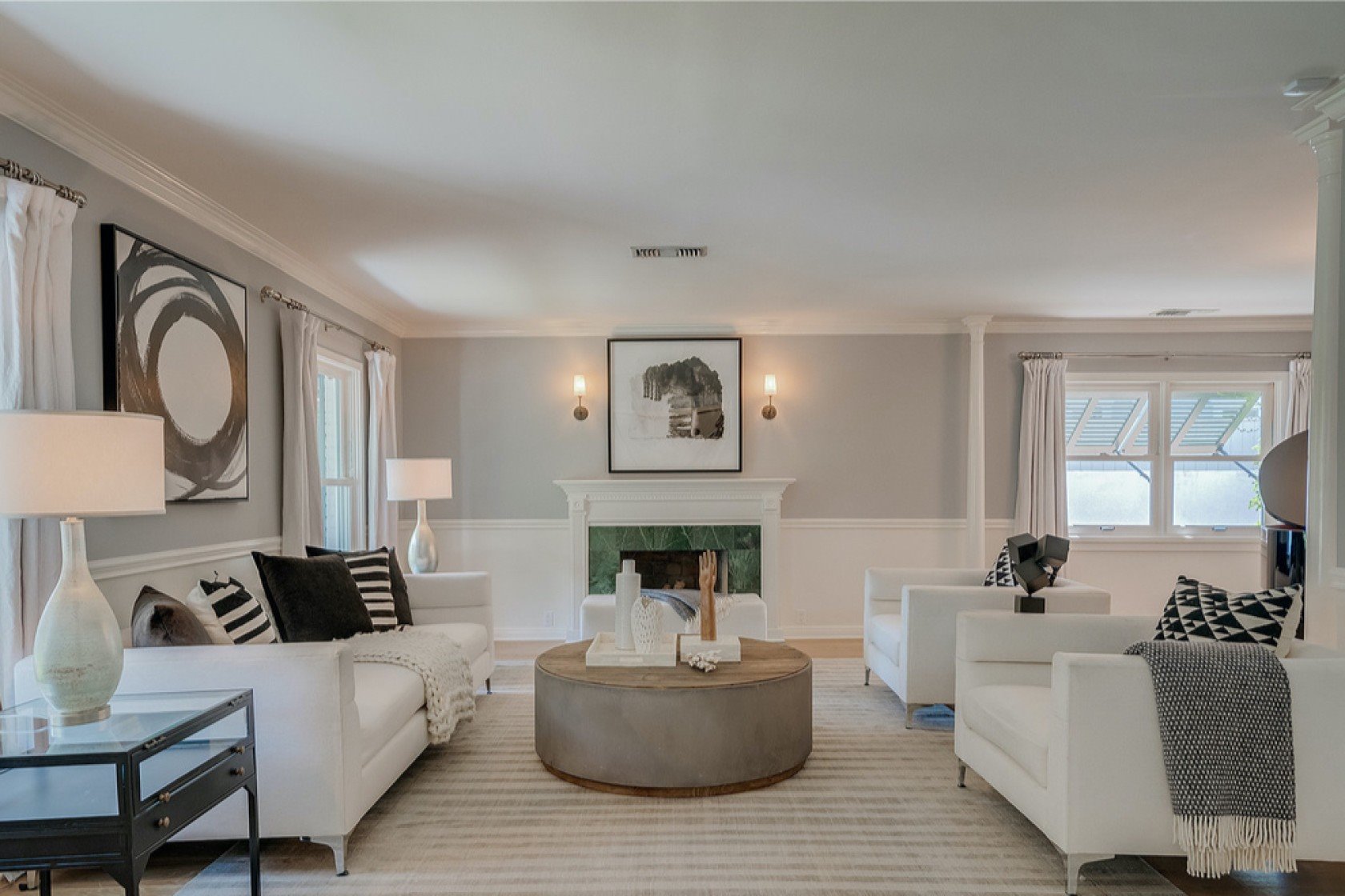 Salon con sofas blancos y chimenea de la casa de Selena Gomez