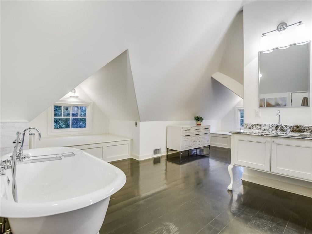 Baño con buhardilla y bañera de la casa de Elijah Wood en Texas