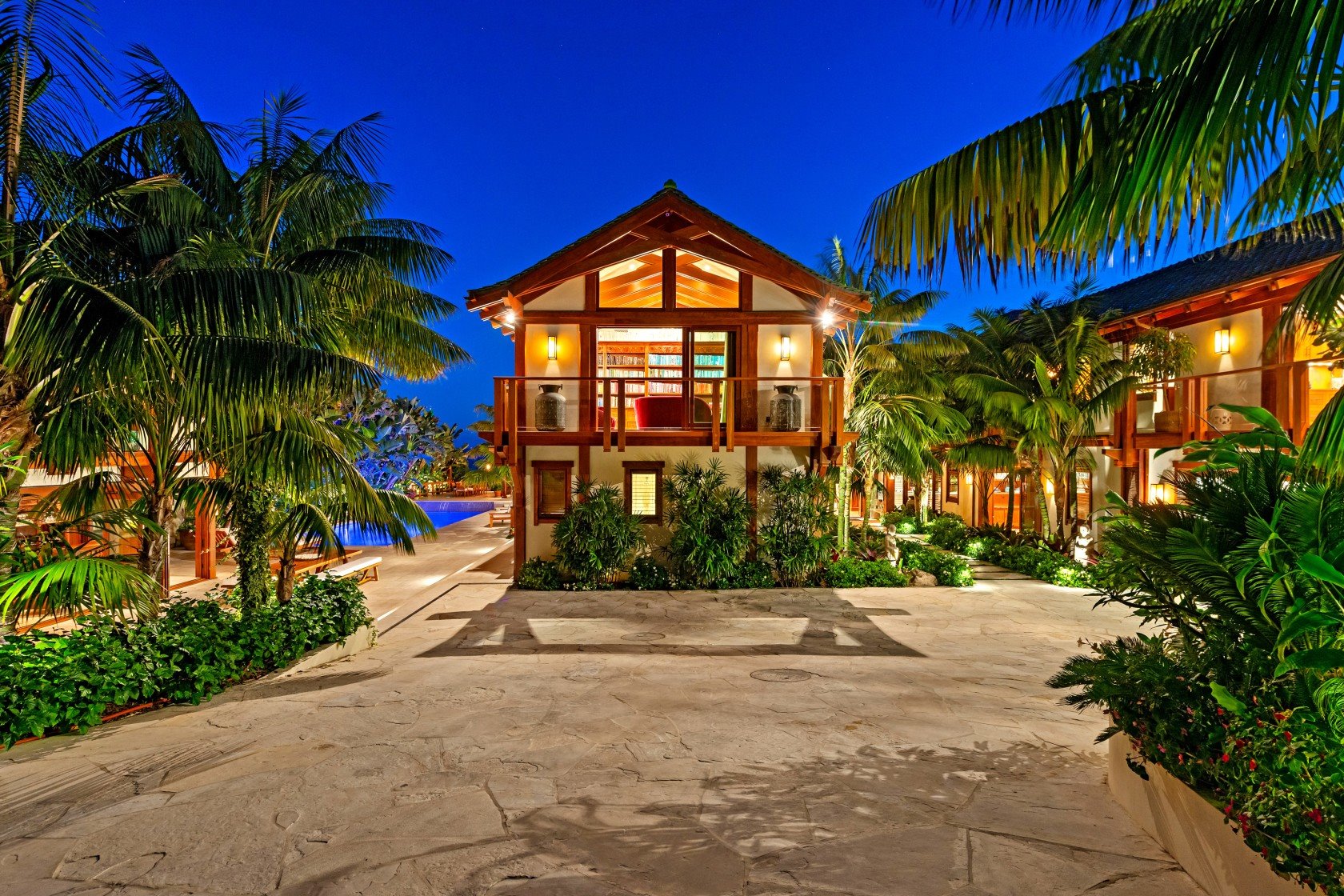 Casa de inspiración tailandesa fachada de madera de pierce brosnan