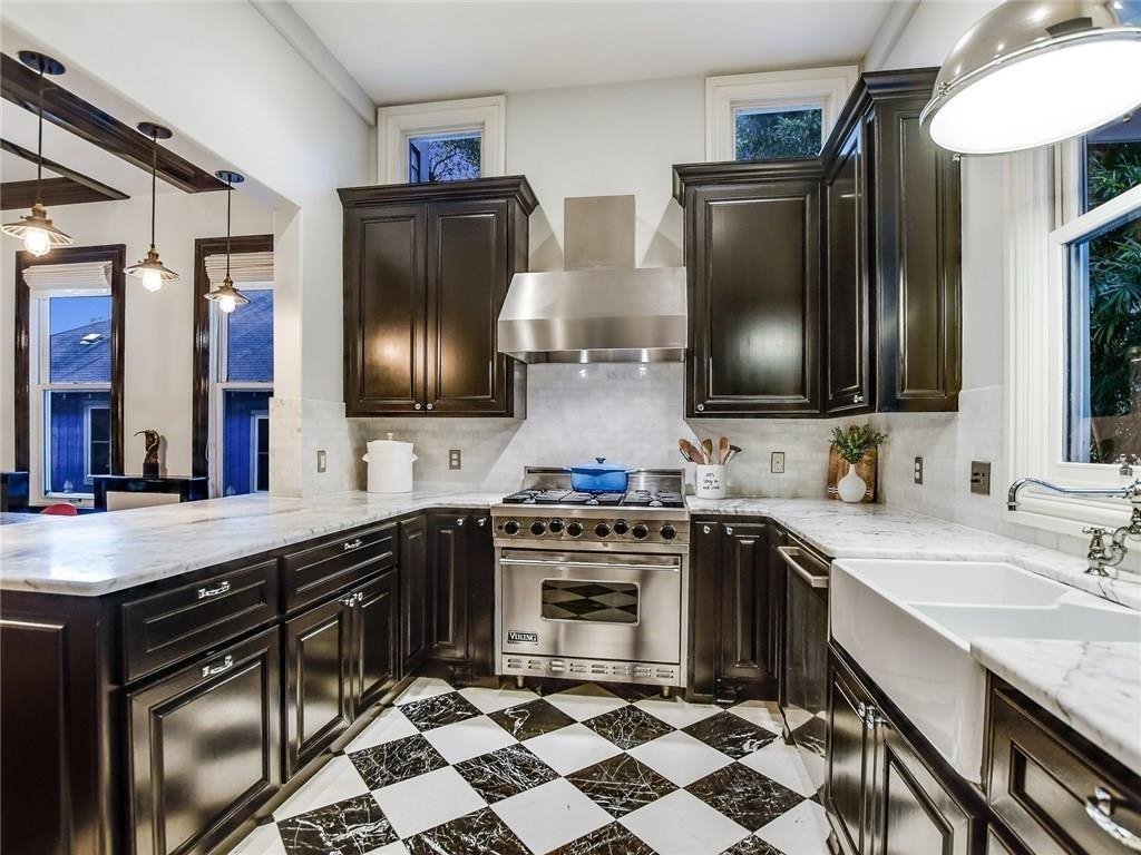 Cocina con suelo de damero en blanco y negro de la casa de Elijah Wood en Texas