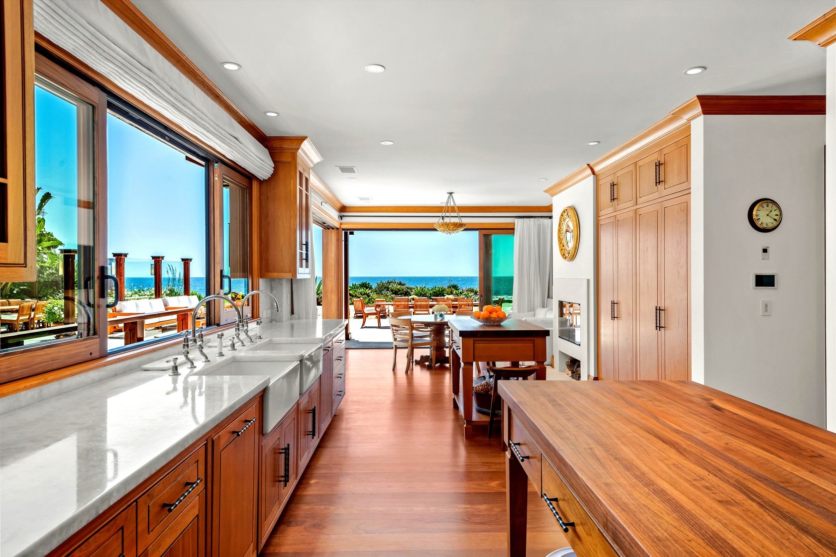 cocina de madera  de la casa de pierce brosnan