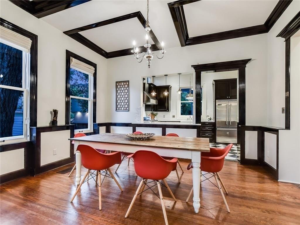 Comedor con sillas de plastico rojas de la casa de Elijah Wood en Texas
