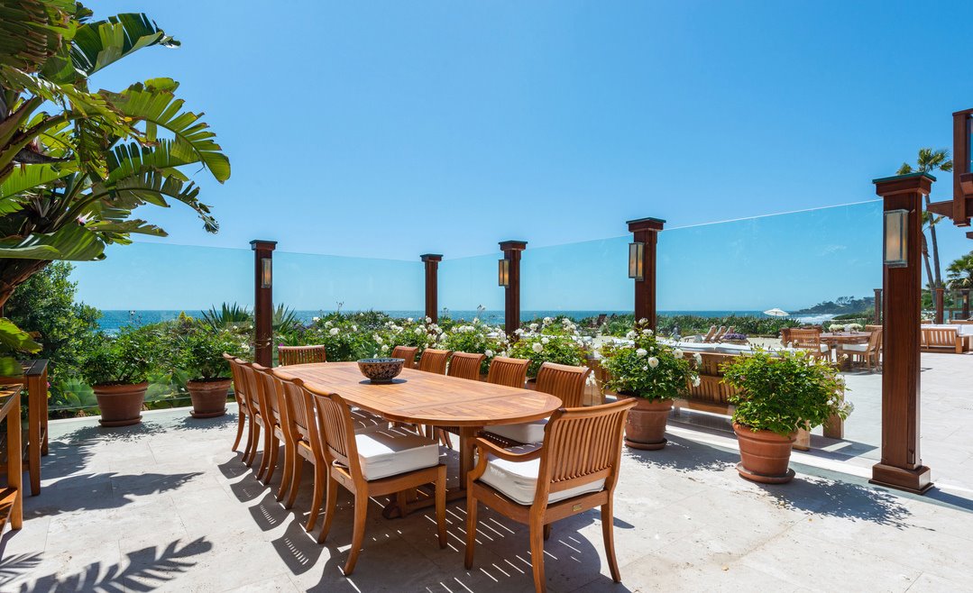 Comedor exterior con sillas y mesa de teca  de la casa de pierce brosnan