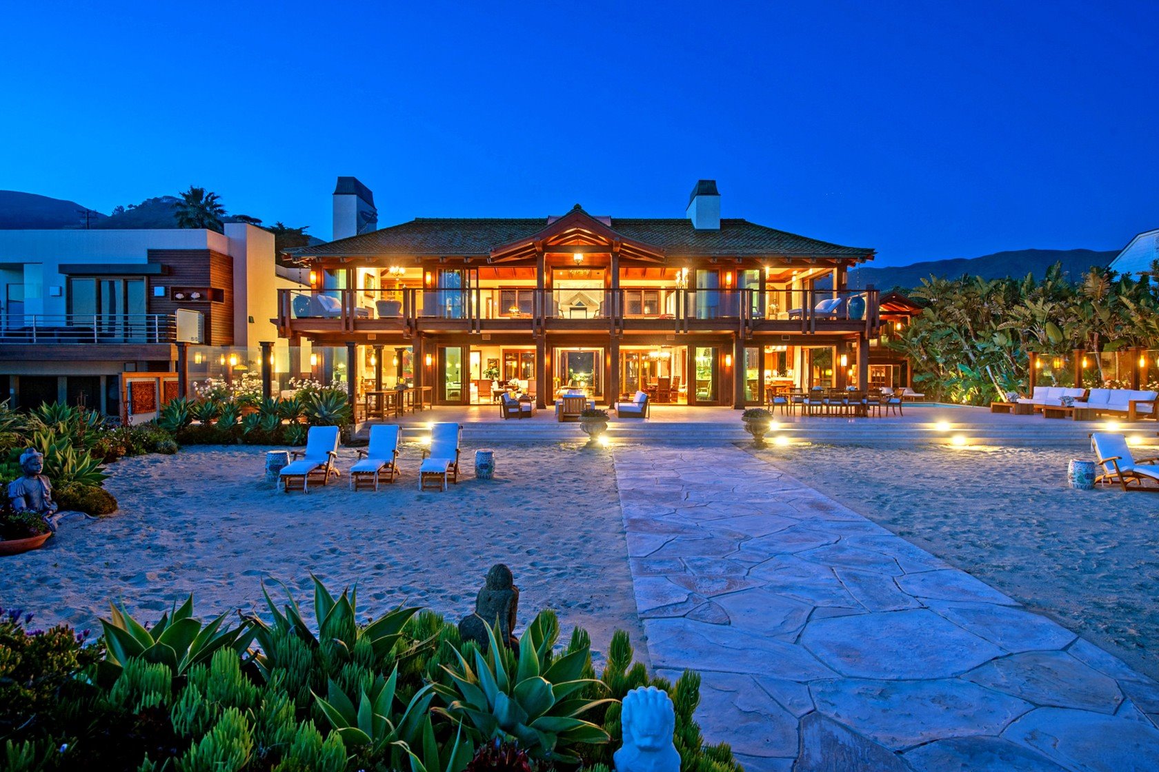 Fachada con luces encendidas  de la casa de pierce brosnan