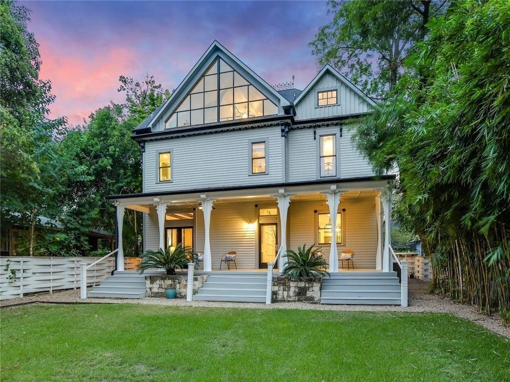 Fachada con porche de la casa de Elijah Wood en Texas