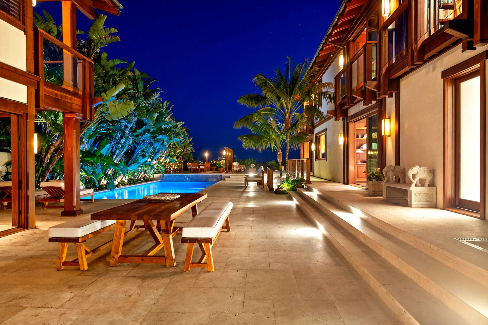 Patio con comedor exterior de la casa de pierce brosnan