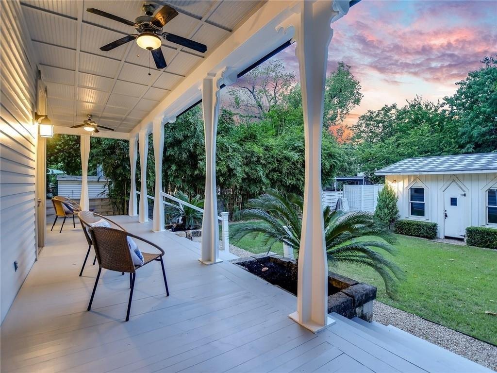 Porche con vistas al jardin de la casa de Elijah Wood en Texas