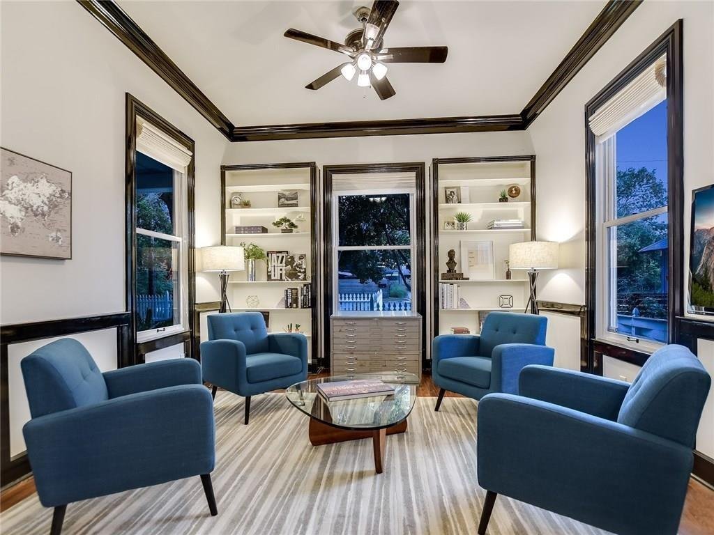 Salon con butacas azules midcentury de la casa de Elijah Wood en Texas