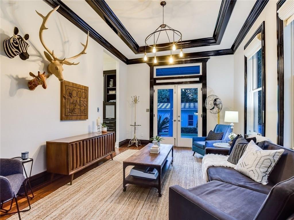 Salon con cabezas de animales de la casa de Elijah Wood en Texas