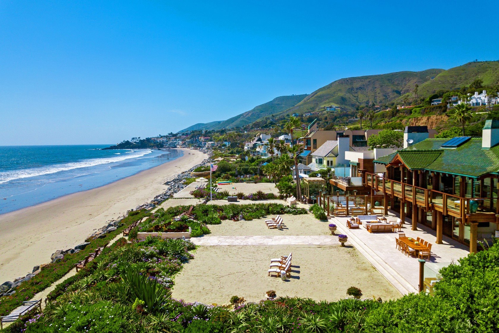 Vista de una mansión junto a la playa  de la casa de pierce brosnan