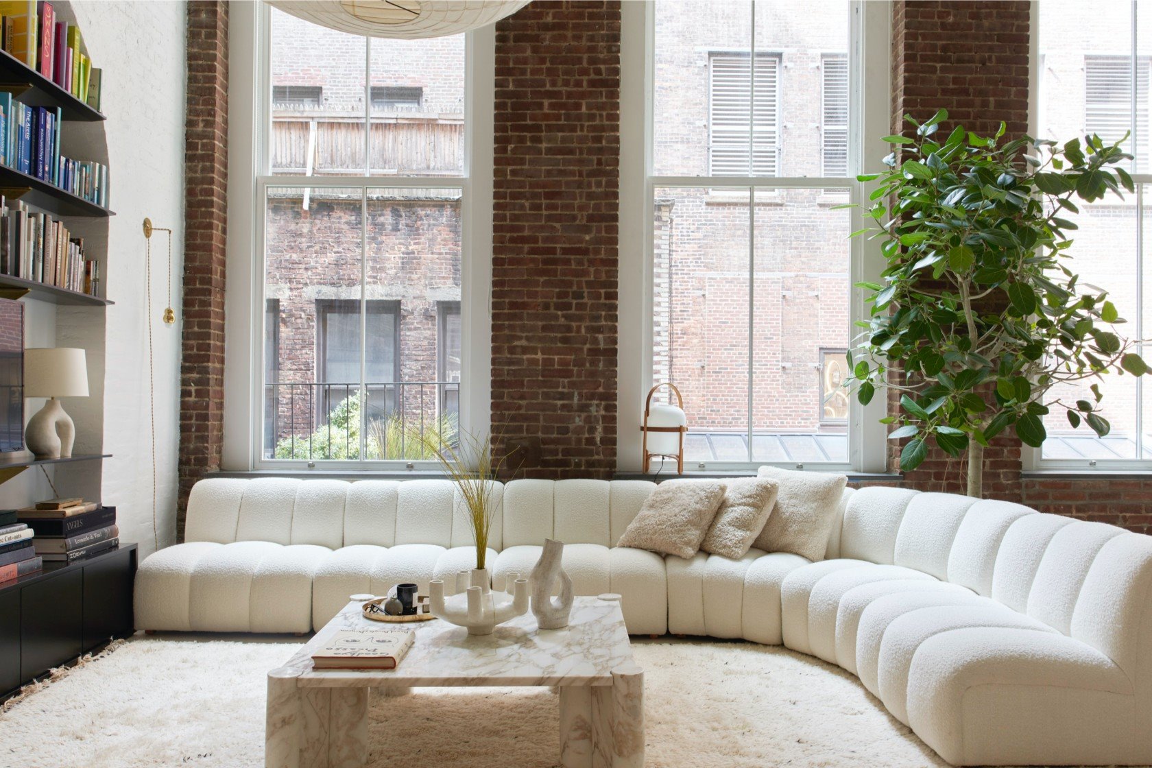 casa Soho Elsa Hosk salon con sofa blanco