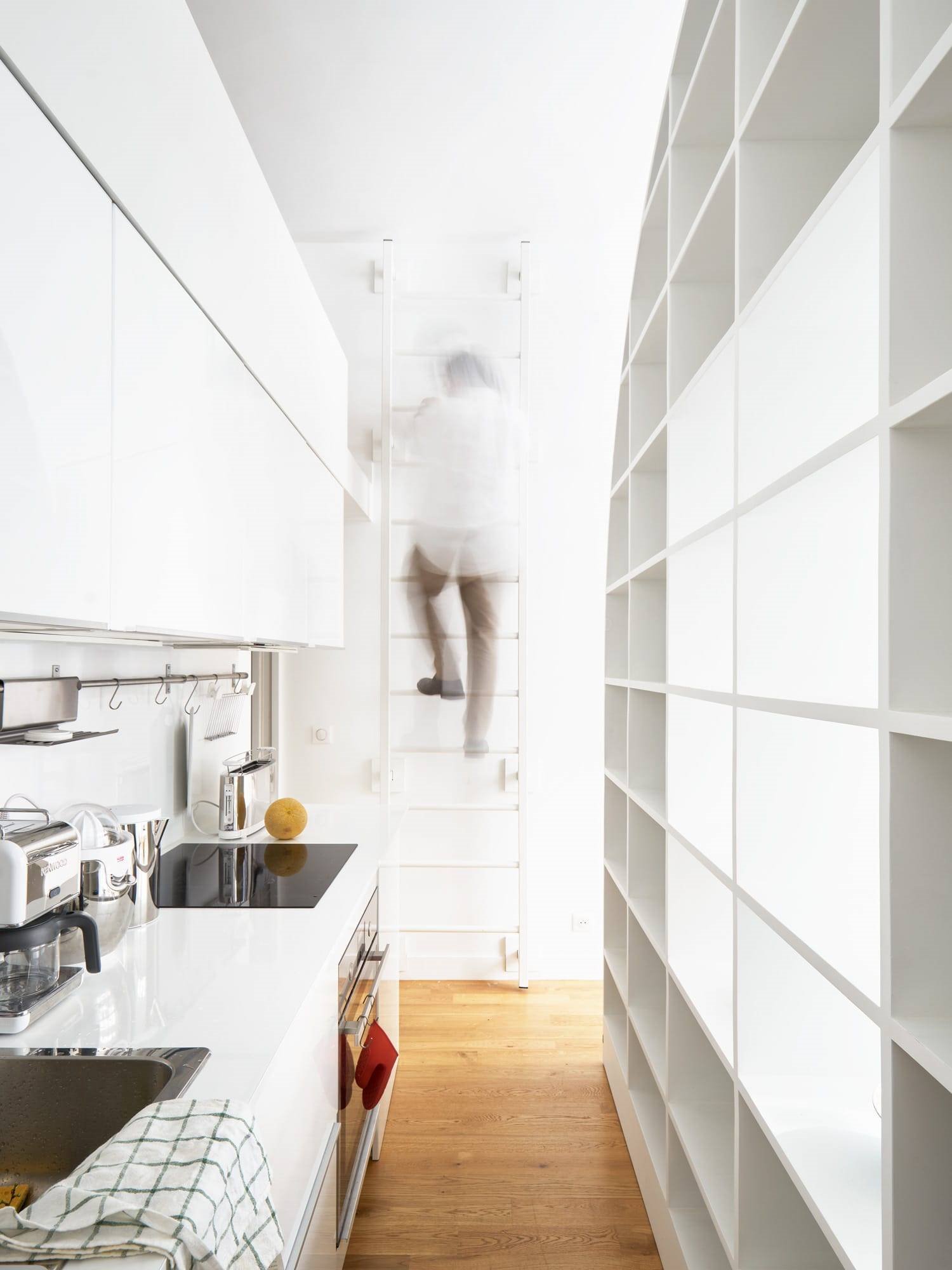 Cocina mini con escalera para subir al dormitorio
