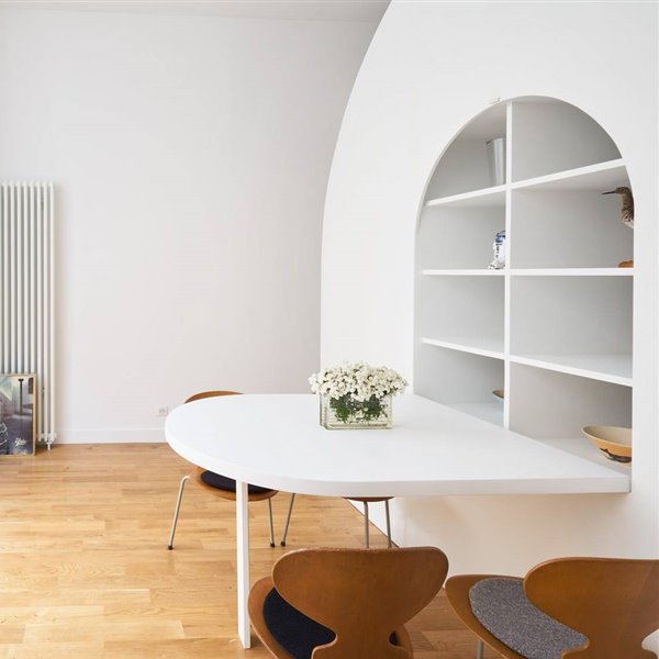 Comedor con mesa plegable y sillas de madera en color blanco
