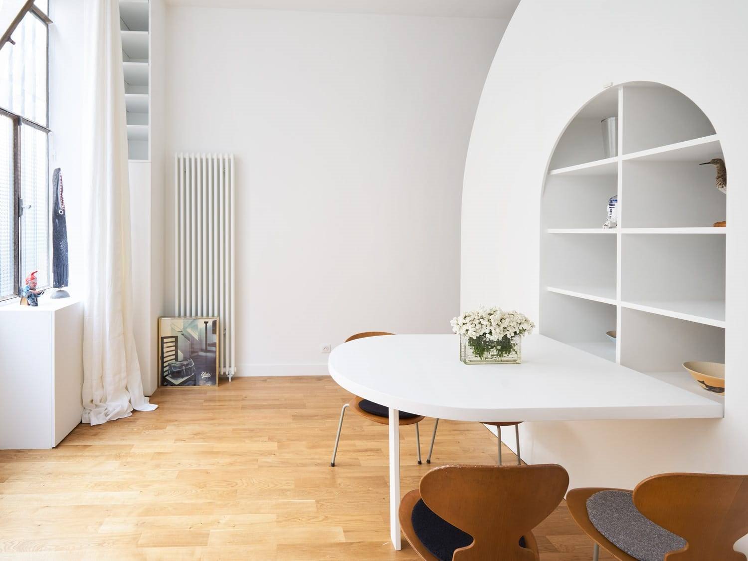 Comedor con mesa plegable y sillas de madera en color blanco