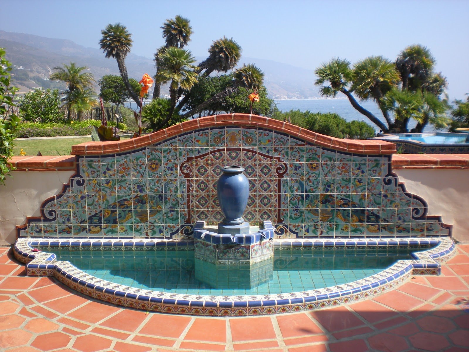 Fuente con mosaicos de colores de la casa Adamson Escenario de Ratched y Sensacione de Vivir