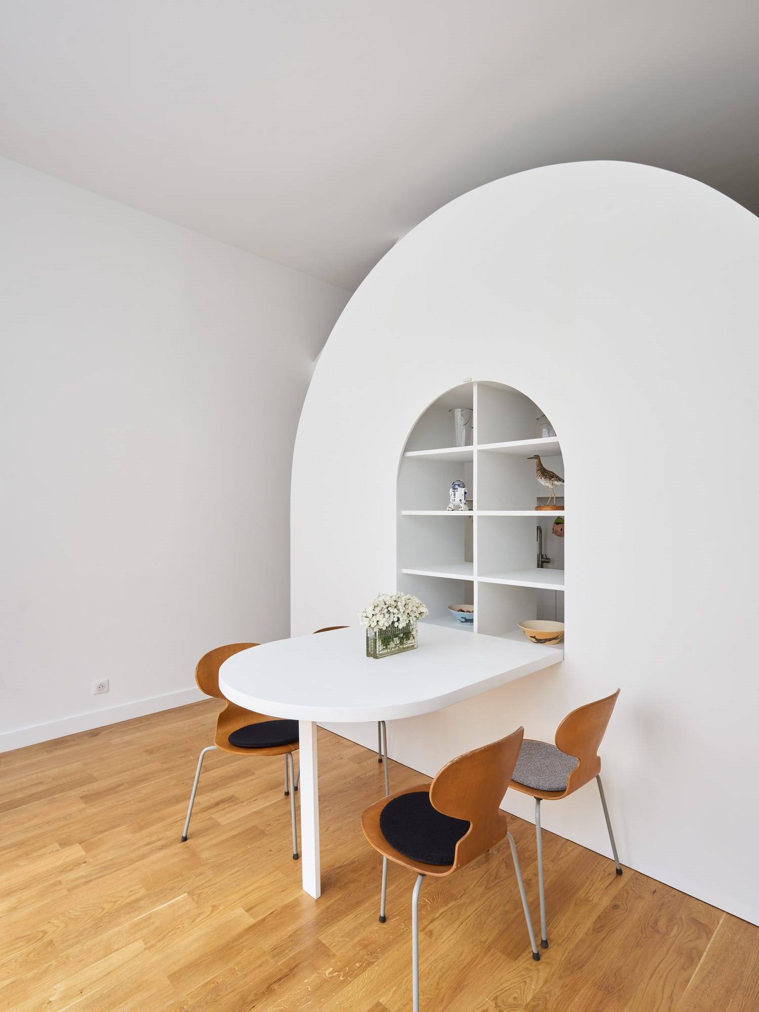 Mueble hecho a medida de colro blanco con suelo de parquet