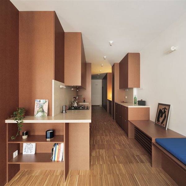 Piso en Barcelona conCocina hecha a medida con muebles de color marron