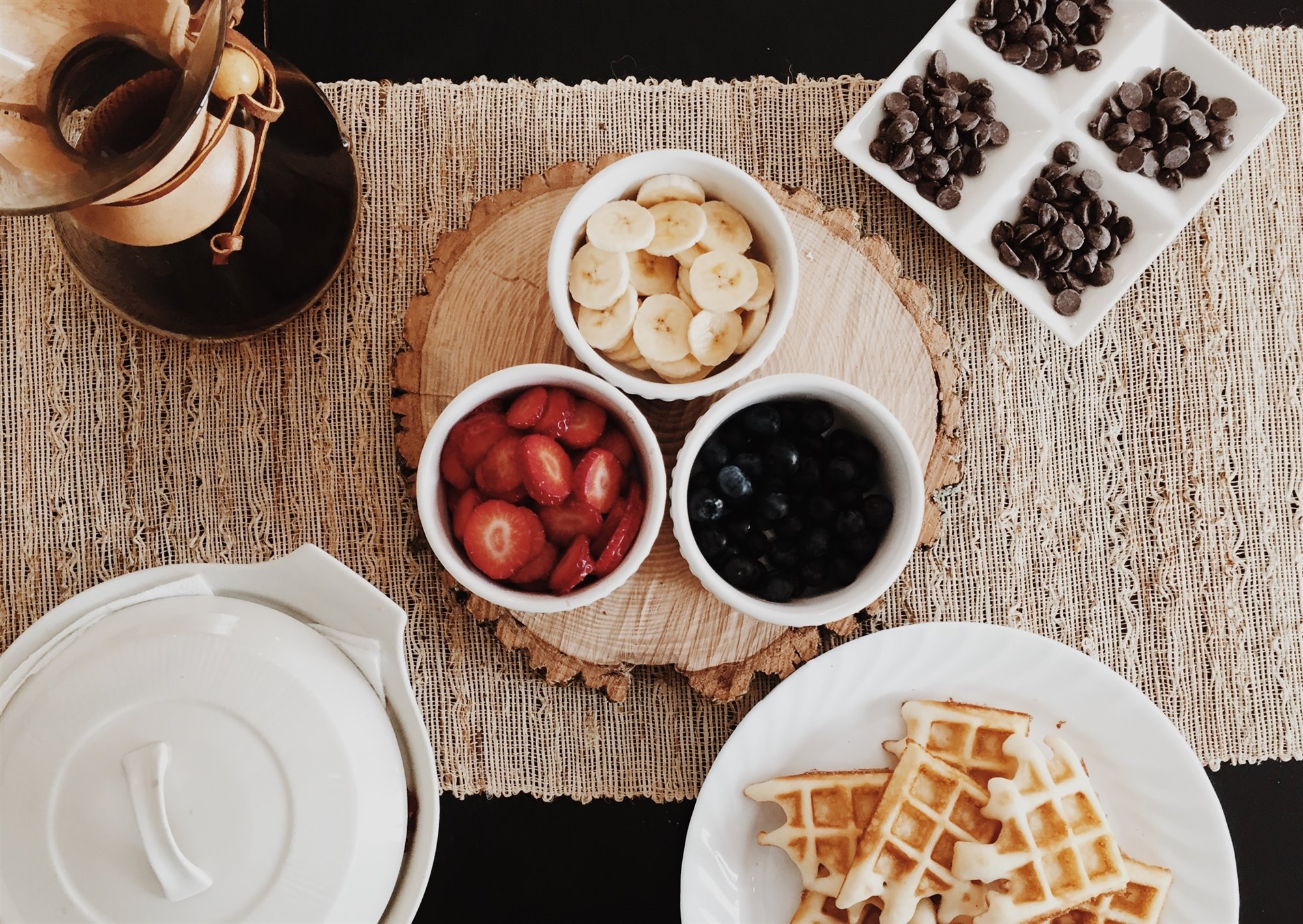 Desayuno con fruta fresas arandanos platano gofres y cafe