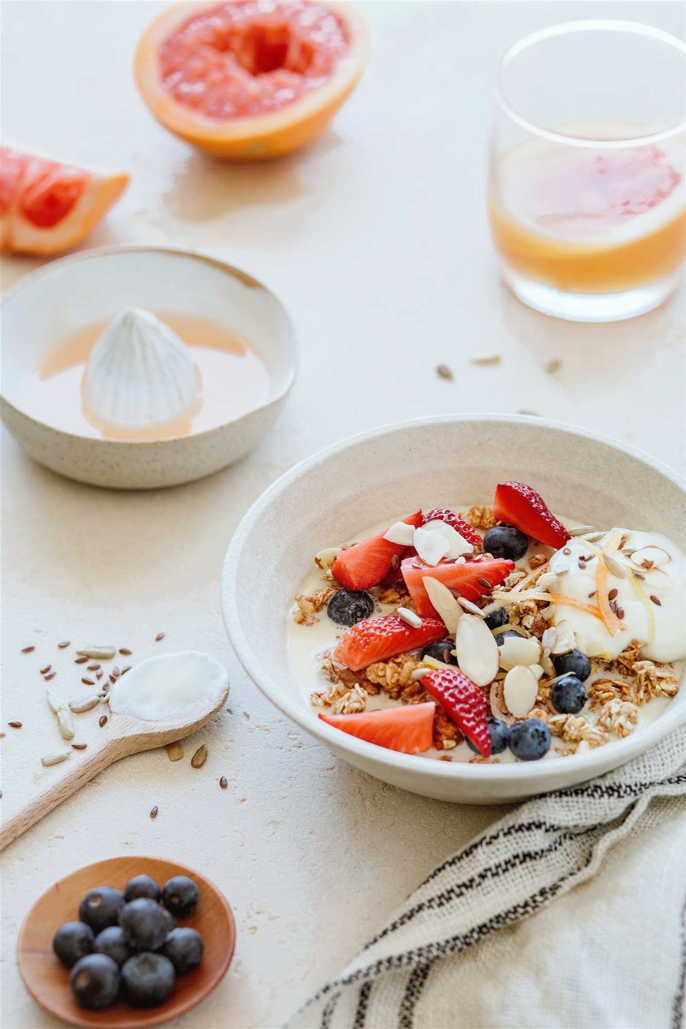 desayuno healthy pomelo avena platos fresas arandanos yogur