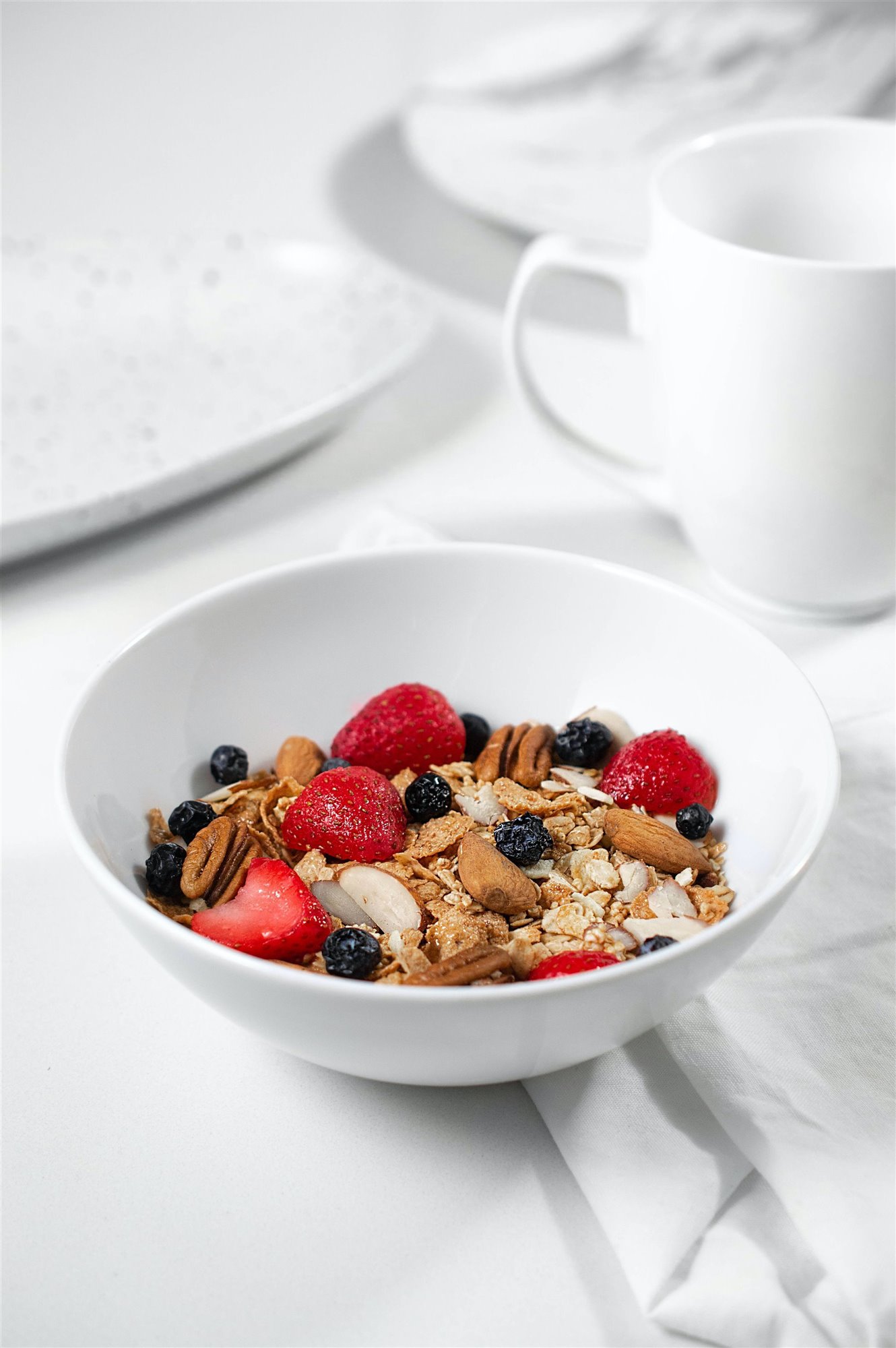 Desayuno saludable bowl cuenco con fresas granola avena y frutos secos